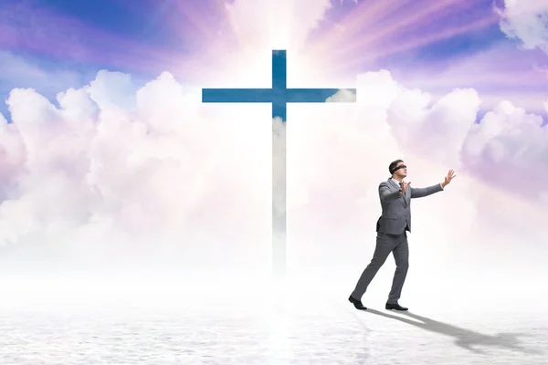 Concetto religioso con croce e uomo solo — Foto Stock