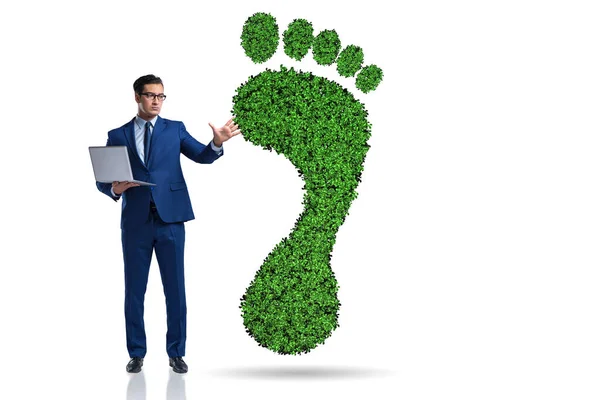 Ökologisches Konzept mit grünem Fußabdruck und Geschäftsmann — Stockfoto