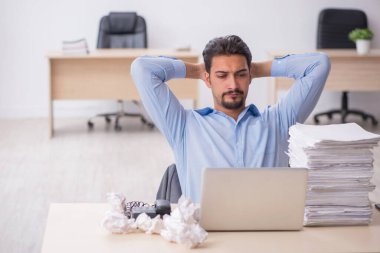 Genç bir erkek çalışan ofiste yeni fikirleri reddediyor.