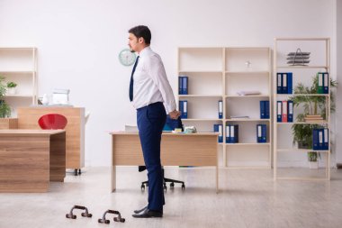 Mola sırasında spor yapan genç erkek çalışanlar.