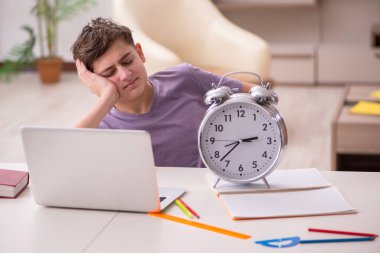 Öğrenci evde sınava hazırlanıyor.