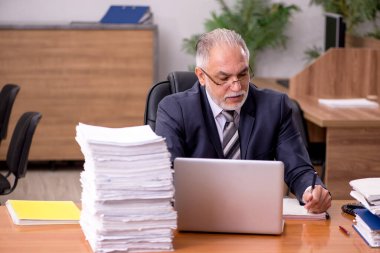 Eski erkek çalışanım ve ofiste çok işim var.