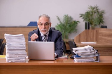 Eski erkek çalışanım ve ofiste çok işim var.