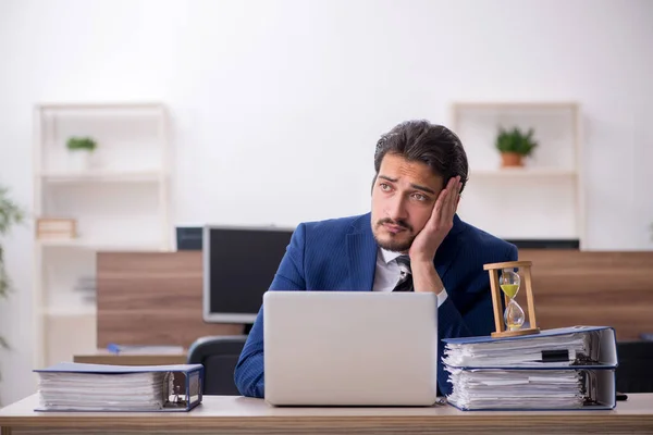 Ung manlig anställd i time management koncept — Stockfoto