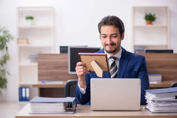 Jovem empregado masculino desaparecida namorada no local de trabalho — Fotografia de Stock