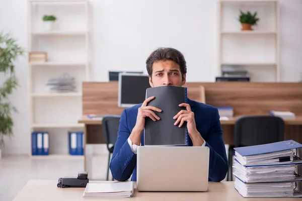 Jeune employé masculin travaillant au bureau — Photo