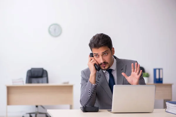 Jeune employé masculin travaillant au bureau — Photo