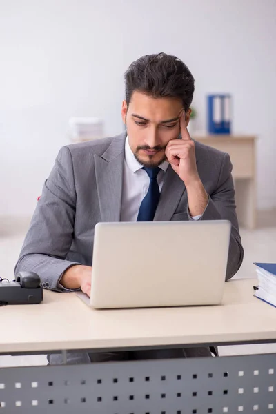 Joven empleado masculino que trabaja en la oficina —  Fotos de Stock