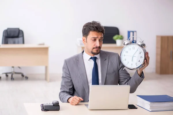 Giovane dipendente maschile nel concetto di gestione del tempo — Foto Stock