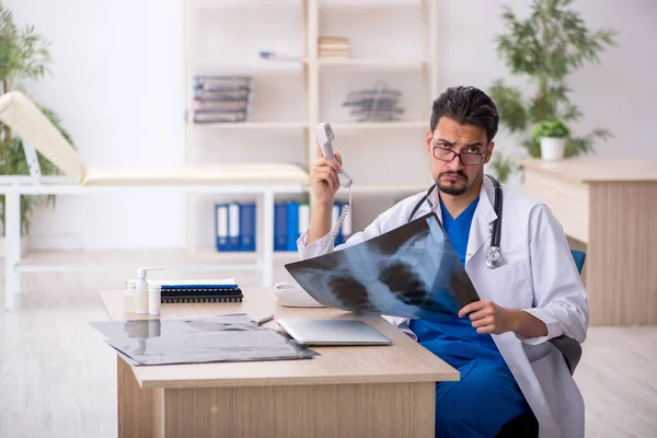 Klinikte çalışan genç bir erkek radyolog. — Stok fotoğraf