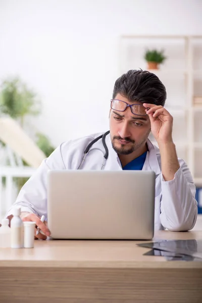 Joven doctor en concepto de telemedicina —  Fotos de Stock