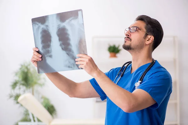 Hombre joven radiólogo médico que trabaja en la clínica —  Fotos de Stock