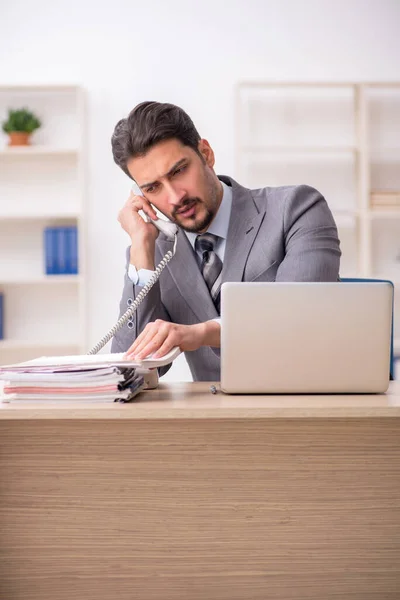 Jeune employé masculin mécontent du travail excessif au bureau — Photo