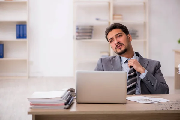 Joven empleado masculino descontento con el trabajo excesivo en la oficina —  Fotos de Stock