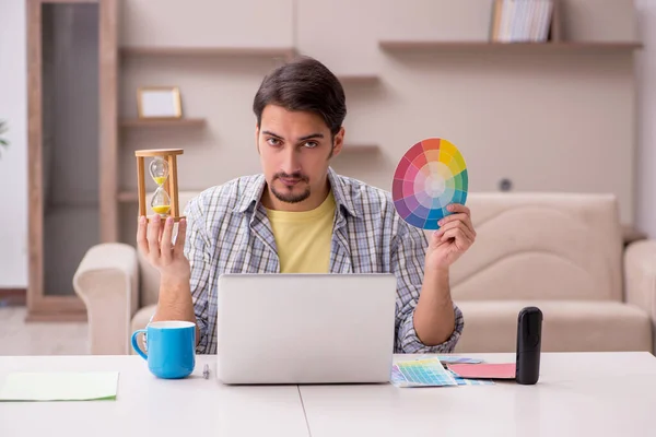 Joven diseñador masculino trabajando desde casa —  Fotos de Stock