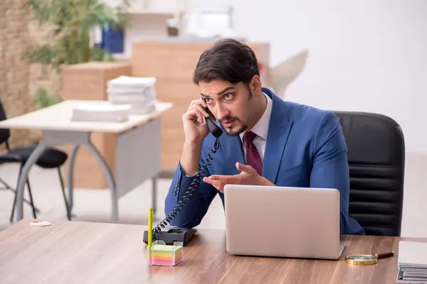 Ung manlig anställd på arbetsplatsen — Stockfoto