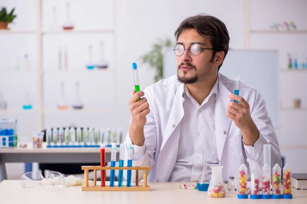 Mladý muž chemik v konceptu syntézy drog — Stock fotografie
