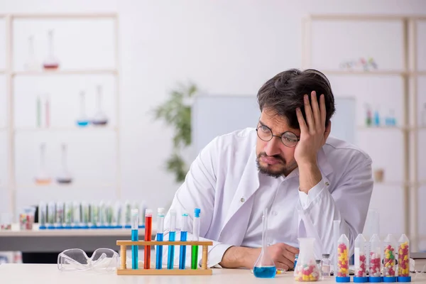 Young male chemist in drugs synthesis concept — Stock Photo, Image