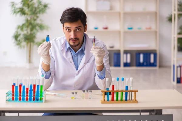 Giovane chimico di sesso maschile che lavora in laboratorio nel concetto di vaccinazione — Foto Stock