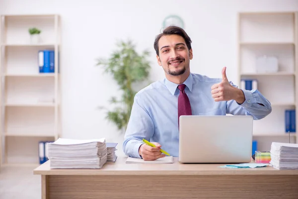 Jonge mannelijke werknemer en te veel werk op kantoor — Stockfoto