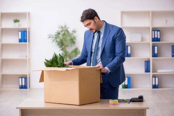 Ung manlig anställd i företag omlokalisering koncept — Stockfoto