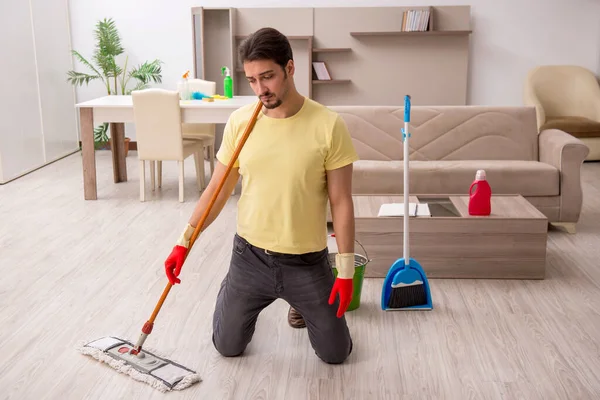 Młody mężczyzna wykonawca sprzątanie domu — Zdjęcie stockowe