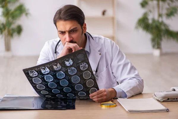 Junge Ärztin arbeitet in der Klinik — Stockfoto