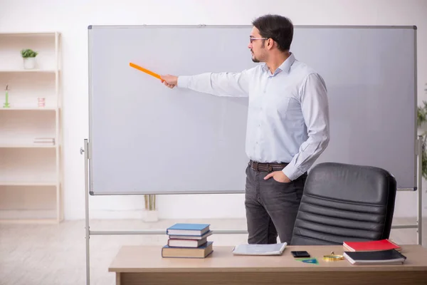 Jovem professor na frente do quadro branco — Fotografia de Stock