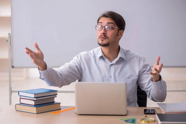 Joven profesor delante de pizarra —  Fotos de Stock