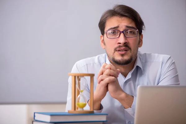 Jovem professor do sexo masculino no conceito de gestão do tempo — Fotografia de Stock