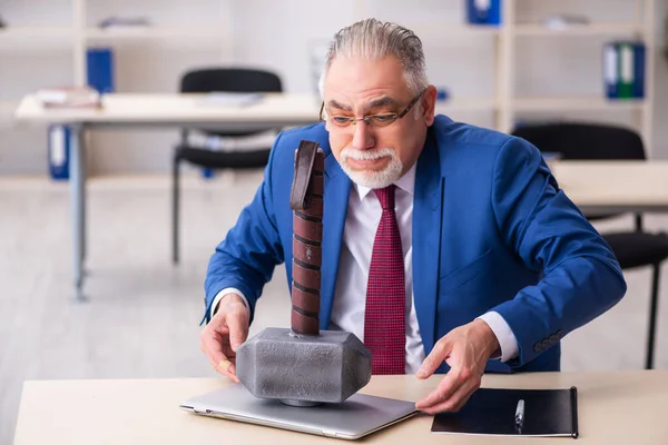 Alte männliche Angestellte unzufrieden mit zu viel Arbeit im Büro — Stockfoto