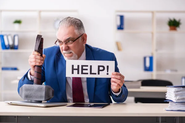 Vieil employé masculin malheureux avec trop de travail dans le bureau — Photo