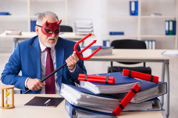 Vieux diable employé avec de la dynamite dans le bureau — Photo