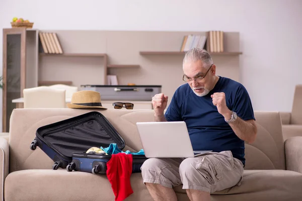 Velho se preparando para a viagem em casa — Fotografia de Stock