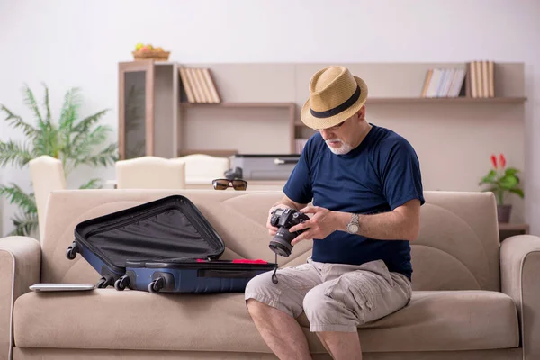 Old man preparing for trip at home — Stock Photo, Image