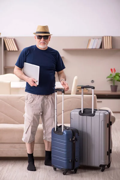 Vieil homme se préparant pour le voyage à la maison — Photo