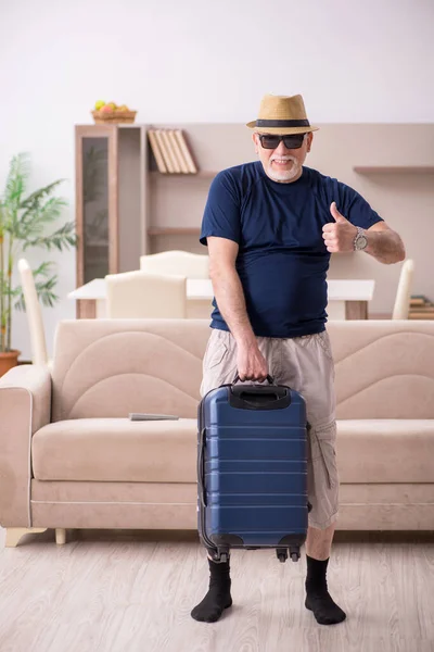 Velho se preparando para a viagem em casa — Fotografia de Stock