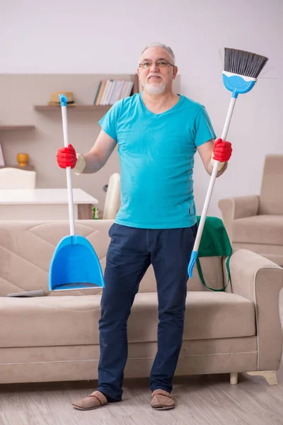 Viejo limpiando la casa —  Fotos de Stock