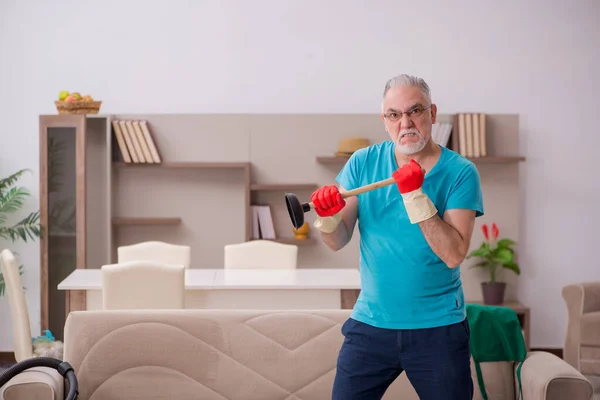 Old man doing plumbing at home — Stock Photo, Image
