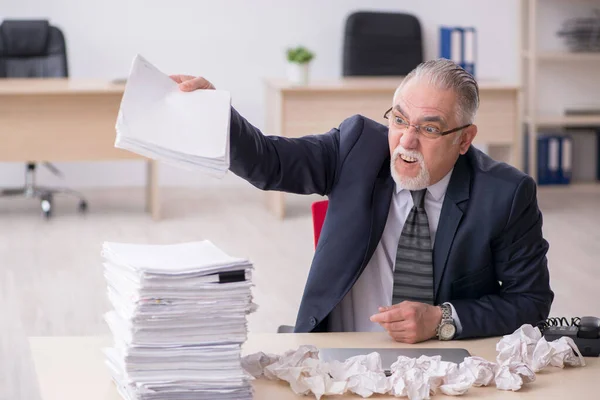 Velho empregado masculino no conceito de brainstorming — Fotografia de Stock