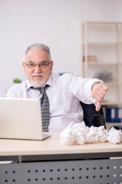 Velho empregado masculino no conceito de brainstorming — Fotografia de Stock