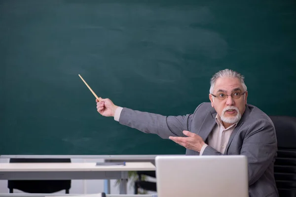 Velho professor na frente do quadro negro — Fotografia de Stock