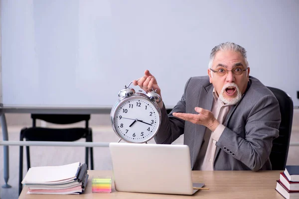 Gammal manlig lärare framför whiteboard i time management conce — Stockfoto