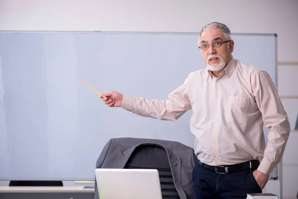 Alter männlicher Lehrer vor Whiteboard — Stockfoto