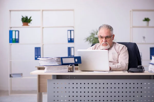 Viejo empleado sentado en el lugar de trabajo —  Fotos de Stock