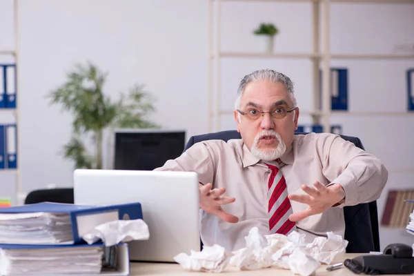 Velho empregado masculino no conceito de brainstorming — Fotografia de Stock