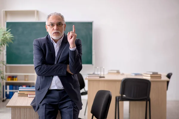 Alt männlich lehrer vor tafel — Stockfoto