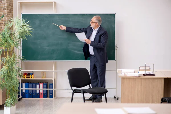 黒板の前にいる老人の先生 — ストック写真