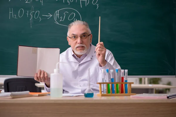 Viejo profesor de química en el aula —  Fotos de Stock