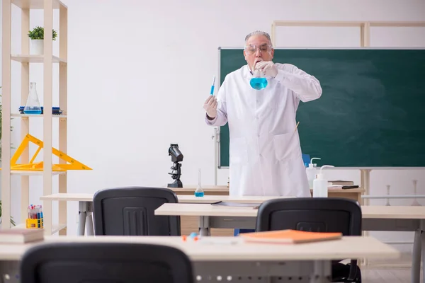 Sınıftaki yaşlı erkek kimyacı öğretmen. — Stok fotoğraf